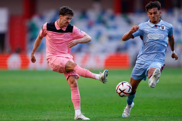 Sunderland's Northern Ireland defender #32 Trai Hume (L) is challenged by SCU Torreense's Israeli forward Karem Zoabi during the Europa League round 1 day 2 football match between SCU Torreense and Sunderland AFC at the Dr. Magalhaes Pessoa Stadium in Leiria on October 15, 2026. (Photo by FILIPE AMORIM / AFP)