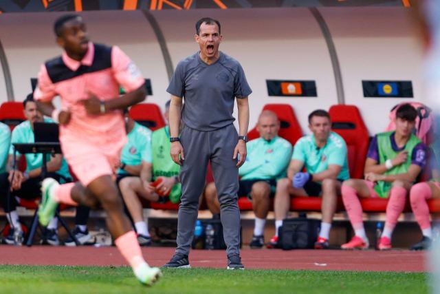Sunderland's French coach Regis Le Bris shouts to players during the Europa League round 1 day 2 football match between SCU Torreense and Sunderland AFC at the Dr. Magalhaes Pessoa Stadium in Leiria on October 15, 2026. (Photo by FILIPE AMORIM / AFP)