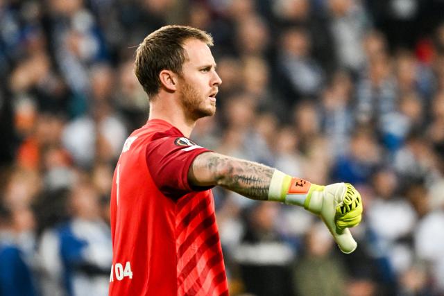 Bayer Leverkusen's Dutch goalkeeper #01 Mark Flekken reacts during the UEFA Europa League football match between Lech Poznan and Bayer Leverkusen in Poznan, on October 15, 2026. (Photo by Sergei GAPON / AFP)