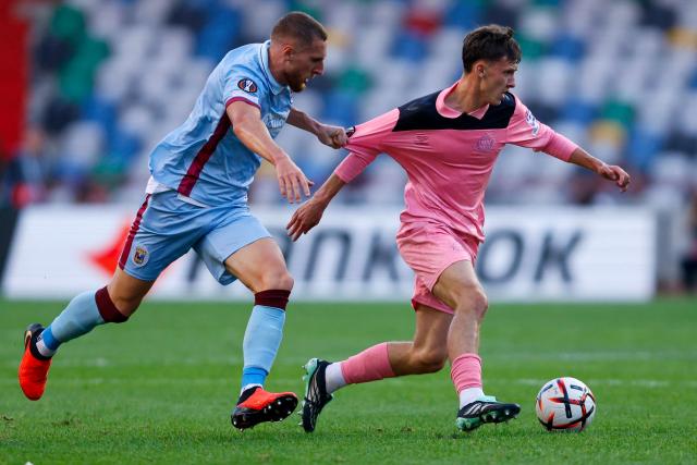 SCU Torreense's Brazilian defender #04 Volnei Feltes (L) vies with Sunderland's English midfielder #11 Christopher Rigg during the Europa League round 1 day 2 football match between SCU Torreense and Sunderland AFC at the Dr. Magalhaes Pessoa Stadium in Leiria on October 15, 2026. (Photo by FILIPE AMORIM / AFP)