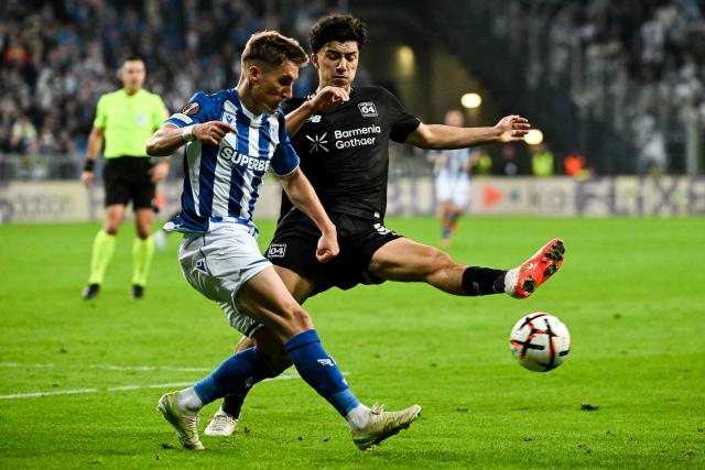 Lech Poznan's Portuguese defender #02 Joel Pereira (L) and Bayer Leverkusen's Algerian midfielder #30 Ibrahim Maza vie for the ball during the UEFA Europa League football match between Lech Poznan and Bayer Leverkusen in Poznan, on October 15, 2026. (Photo by Sergei GAPON / AFP)
