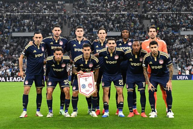 Olympiacos' players pose for a team photograph ahead of the UEFA Europa League, league phase matchday 2, football match between Olympique de Marseille and Olympiacos at the Stade Velodrome in Marseille, on October 15, 2026. (Photo by Miguel MEDINA / AFP)