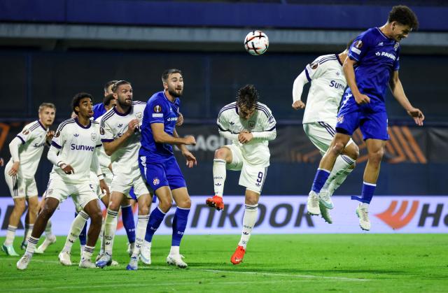 Anderlecht's forward #09 Mihajlo Cvetkovic (C) vies for the ball during the UEFA Europa League, league phase matchday 2, football match between Dinamo Zagreb and Anderlecht at the Stadion Maksimir in Zagreb, on October 15, 2026. (Photo by MARKO PERKOV / AFP)