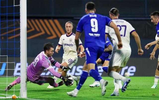 Anderlecht's Belgian goalkeeper #26 Colin Coosemans (L) makes a save during the UEFA Europa League, league phase matchday 2, football match between Dinamo Zagreb and Anderlecht at the Stadion Maksimir in Zagreb, on October 15, 2026. (Photo by MARKO PERKOV / AFP)
