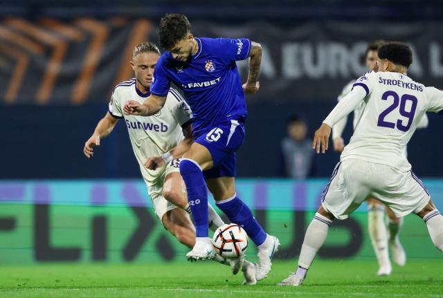 Dinamo’s Croatian defender Niko Galesic #15 (C) vies for the ball with Anderlecht's Norwegian midfielder Thelo Aasgaard #19 during the UEFA Europa League, league phase matchday 2, football match between Dinamo Zagreb and Anderlecht at the Stadion Maksimir in Zagreb, on October 15, 2026. (Photo by MARKO PERKOV / AFP)