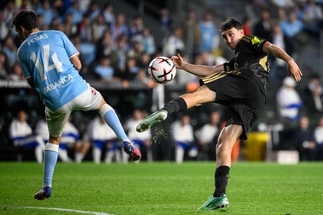 Juventus' Italian defender #20 Andrea Cambiaso (R) kicks the ball challenged by Celta Vigo's Spanish midfielder #14 Aleix Febas during the Europa League round 1 day 2 football match between RC Celta de Vigo and Juventus FC at the Balaidos Stadium in Vigo on October 15, 2026. (Photo by Miguel RIOPA / AFP)