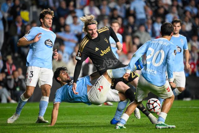 Juventus' German forward #27 Nick Woltemade (C) collides with Celta Vigo's Spanish forward #18 Pablo Duran during the Europa League round 1 day 2 football match between RC Celta de Vigo and Juventus FC at the Balaidos Stadium in Vigo on October 15, 2026. (Photo by Miguel RIOPA / AFP)