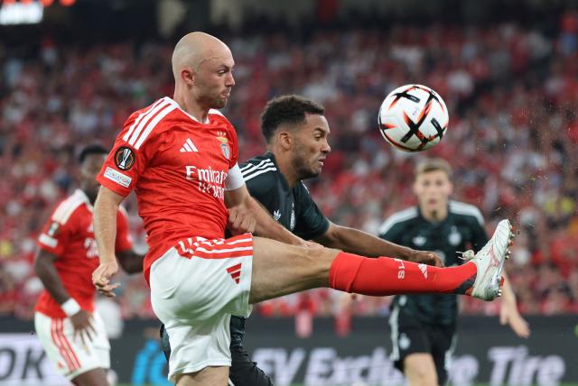 Benfica's Norwegian midfielder #08 Fredrik Aursnes and Celtic's US defender #06 Auston Trusty fight for the ball during the Europa League round 1 day 2 football match between SL Benfica and Celtic FC at the Luz Stadium in Lisbon on October 15, 2026. (Photo by PATRICIA DE MELO MOREIRA / AFP)