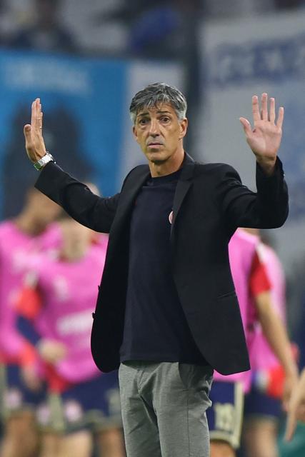 Olympiacos' head coach Imanol Alguacil reacts in the techinal area during the UEFA Europa League, league phase matchday 2, football match between Olympique de Marseille and Olympiacos at the Stade Velodrome in Marseille, on October 15, 2026. (Photo by Clement MAHOUDEAU / AFP)