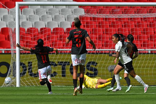 Corinthians' midfielder #17 Victoria Albuquerque (2-R) celebrates scoring the opening goal during the 2026 Women's Copa Libertadores Group A football match between Brazil's Corinthians and Chile's Colo Colo at the Rodrigo Paz Delgado Stadium in Quito, on October 15, 2026. (Photo by Rodrigo BUENDIA / AFP)
