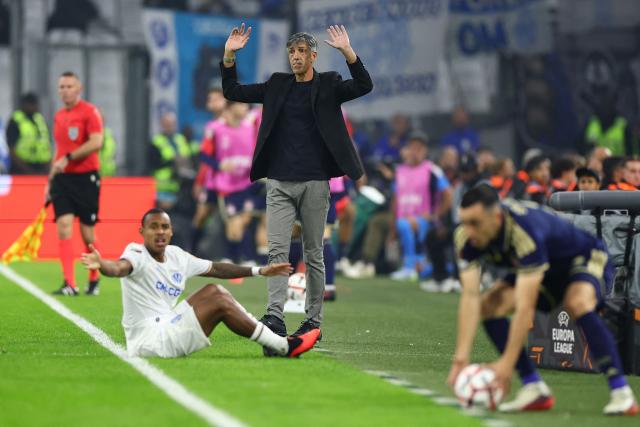 Olympiacos' head coach Imanol Alguacil (C) gestures in the techinal area during the UEFA Europa League, league phase matchday 2, football match between Olympique de Marseille and Olympiacos at the Stade Velodrome in Marseille, on October 15, 2026. (Photo by Clement MAHOUDEAU / AFP)