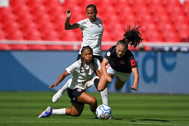 Corinthians' midfielder #31 Dayana Rodriguez (L) and Colo Colo's forward #21 Estefania Banini fight for the ball during the 2026 Women's Copa Libertadores Group A football match between Brazil's Corinthians and Chile's Colo Colo at the Rodrigo Paz Delgado Stadium in Quito, on October 15, 2026. (Photo by Rodrigo BUENDIA / AFP)