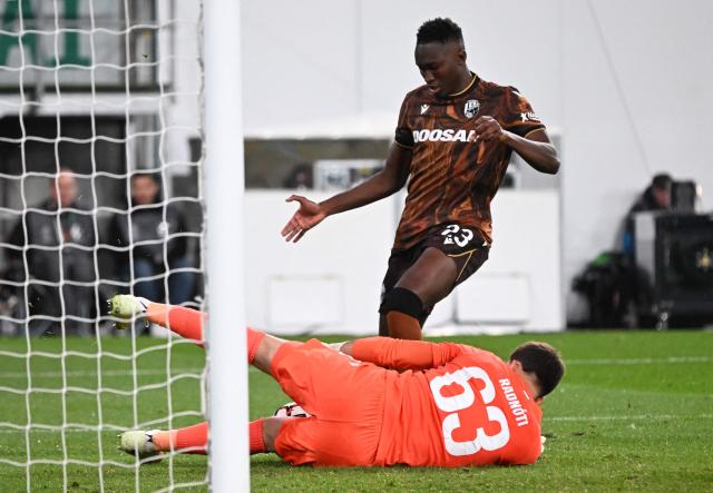 Ferencvaros' Hungarian goalkeeper #63 Daniel Radnoti makes a save during the UEFA Europa League football match between Ferencvaros and Viktoria Plzen in Budapest, on October 15, 2026. (Photo by Attila KISBENEDEK / AFP)