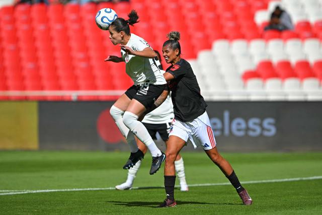 Corinthians' defender #99 Erika heads the ball past Colo Colo's Brazilian defender #03 Camila Martins during the 2026 Women's Copa Libertadores Group A football match between Brazil's Corinthians and Chile's Colo Colo at the Rodrigo Paz Delgado Stadium in Quito, on October 15, 2026. (Photo by Rodrigo BUENDIA / AFP)