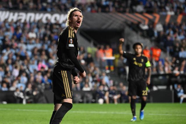Juventus' German forward #27 Nick Woltemade (L) celebrates scoring his team's first goalduring the Europa League round 1 day 2 football match between RC Celta de Vigo and Juventus FC at the Balaidos Stadium in Vigo on October 15, 2026. (Photo by Miguel RIOPA / AFP)