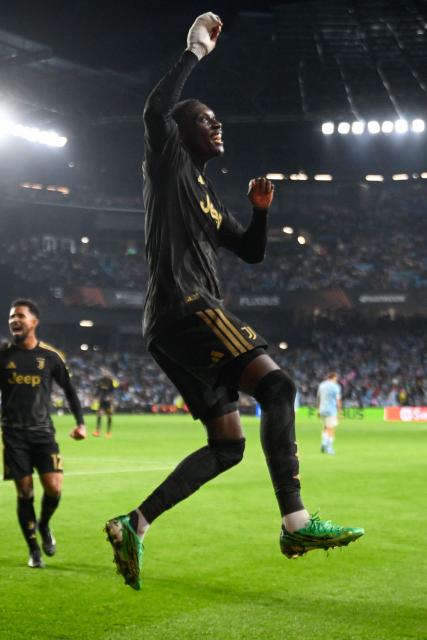 Juventus' French forward #09 Randal Kolo Muani (R) celebrates scoring his team's second goal during the Europa League round 1 day 2 football match between RC Celta de Vigo and Juventus FC at the Balaidos Stadium in Vigo on October 15, 2026. (Photo by Miguel RIOPA / AFP)