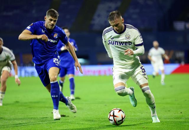 Dinamo’s Croatian defender Moris Valincic #25 (L) fights for the ball with Anderlecht's Moldovan defender Oleg Reabciuk #5 (R) during the UEFA Europa League, league phase matchday 2, football match between Dinamo Zagreb and Anderlecht at the Stadion Maksimir in Zagreb, on October 15, 2026. (Photo by MARKO PERKOV / AFP)
