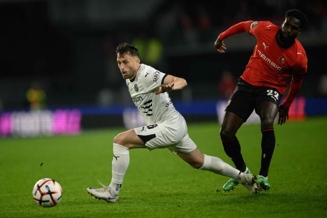 Rennes' Senegalese forward #22 Boulaye Dia (R) fights for the ball with OFI Crete's forward #10 Aitor Cantalapiedra (L) during the UEFA Europa League, league phase matchday 2, football match between Stade Rennais and OFI Crete at the Roazhon Park in Rennes, western France on October 15, 2026. (Photo by Loic VENANCE / AFP)