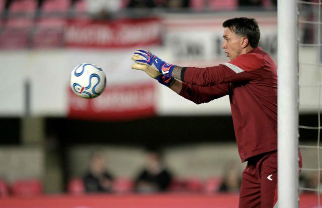 Estudiantes' Uruguayan goalkeeper #16 Fernando Muslera warms up ahead of the Copa Libertadores semifinal first leg football match between Argentina's Estudiantes de La Plata and Brazil's Flamengo at the UNO Jorge Luis Hirschi stadium in La Plata, Buenos Aires province, on October 15, 2026. (Photo by JUAN MABROMATA / AFP)
