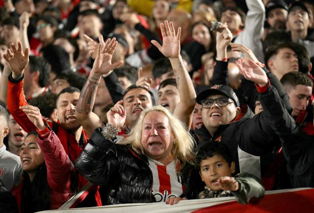 Estudiantes fans cheer ahead of the Copa Libertadores semifinal first leg football match between Argentina's Estudiantes de La Plata and Brazil's Flamengo at the UNO Jorge Luis Hirschi stadium in La Plata, Buenos Aires province, on October 15, 2026. (Photo by Luis ROBAYO / AFP)