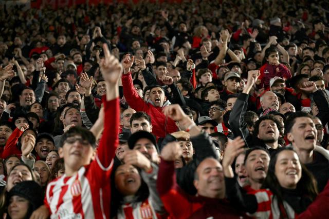 Estudiantes fans cheer ahead of the Copa Libertadores semifinal first leg football match between Argentina's Estudiantes de La Plata and Brazil's Flamengo at the UNO Jorge Luis Hirschi stadium in La Plata, Buenos Aires province, on October 15, 2026. (Photo by Luis ROBAYO / AFP)