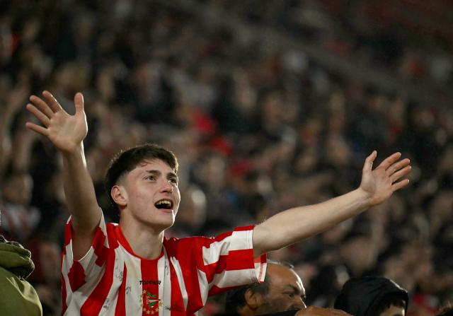 An Estudiantes fan cheers ahead of the Copa Libertadores semifinal first leg football match between Argentina's Estudiantes de La Plata and Brazil's Flamengo at the UNO Jorge Luis Hirschi stadium in La Plata, Buenos Aires province, on October 15, 2026. (Photo by Luis ROBAYO / AFP)