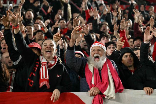 Estudiantes fans cheer ahead of the Copa Libertadores semifinal first leg football match between Argentina's Estudiantes de La Plata and Brazil's Flamengo at the UNO Jorge Luis Hirschi stadium in La Plata, Buenos Aires province, on October 15, 2026. (Photo by Luis ROBAYO / AFP)