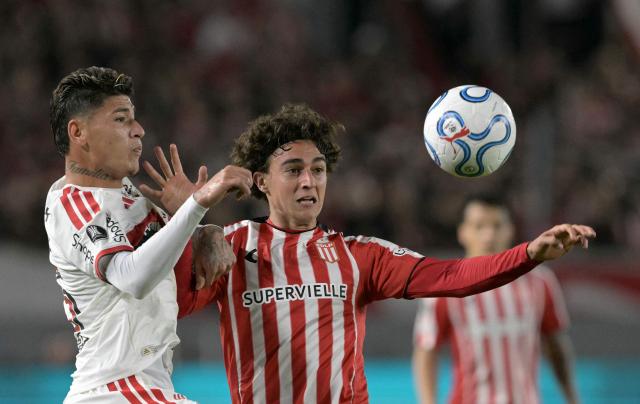 Flamengo's Colombian midfielder #15 Jorge Carrascal and Estudiantes' defender #13 Gaston Benedetti fight for the ball during the Copa Libertadores semifinal first leg football match between Argentina's Estudiantes de La Plata and Brazil's Flamengo at the UNO Jorge Luis Hirschi stadium in La Plata, Buenos Aires province, on October 15, 2026. (Photo by JUAN MABROMATA / AFP)