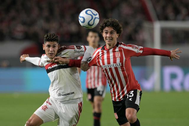 Flamengo's Colombian midfielder #15 Jorge Carrascal and Estudiantes' defender #13 Gaston Benedetti fight for the ball during the Copa Libertadores semifinal first leg football match between Argentina's Estudiantes de La Plata and Brazil's Flamengo at the UNO Jorge Luis Hirschi stadium in La Plata, Buenos Aires province, on October 15, 2026. (Photo by JUAN MABROMATA / AFP)