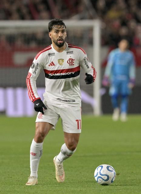 Flamengo's midfielder #11 Lucas Paqueta controls the ball during the Copa Libertadores semifinal first leg football match between Argentina's Estudiantes de La Plata and Brazil's Flamengo at the UNO Jorge Luis Hirschi stadium in La Plata, Buenos Aires province, on October 15, 2026. (Photo by JUAN MABROMATA / AFP)
