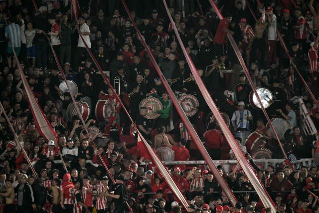 Estudiantes fans cheer during the Copa Libertadores semifinal first leg football match between Argentina's Estudiantes de La Plata and Brazil's Flamengo at the UNO Jorge Luis Hirschi stadium in La Plata, Buenos Aires province, on October 15, 2026. (Photo by JUAN MABROMATA / AFP)