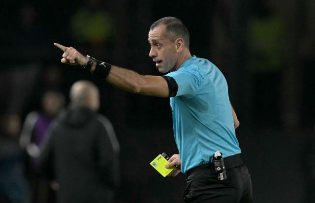 Paraguayan referee Juan Benitez gestures during the Copa Libertadores semifinal first leg football match between Argentina's Estudiantes de La Plata and Brazil's Flamengo at the UNO Jorge Luis Hirschi stadium in La Plata, Buenos Aires province, on October 15, 2026. (Photo by JUAN MABROMATA / AFP)
