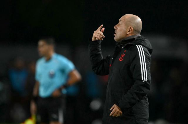 Flamengo's Portuguese head coach Leonardo Jardim gestures during the Copa Libertadores semifinal first leg football match between Argentina's Estudiantes de La Plata and Brazil's Flamengo at the UNO Jorge Luis Hirschi stadium in La Plata, Buenos Aires province, on October 15, 2026. (Photo by Luis ROBAYO / AFP)