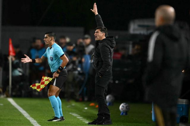 Estudiantes' Uruguayan head coach Alexander Medina gestures during the Copa Libertadores semifinal first leg football match between Argentina's Estudiantes de La Plata and Brazil's Flamengo at the UNO Jorge Luis Hirschi stadium in La Plata, Buenos Aires province, on October 15, 2026. (Photo by Luis ROBAYO / AFP)
