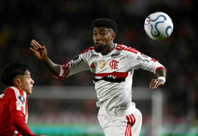 Flamengo's defender #22 Emerson Leite jumps for the ball during the Copa Libertadores semifinal first leg football match between Argentina's Estudiantes de La Plata and Brazil's Flamengo at the UNO Jorge Luis Hirschi stadium in La Plata, Buenos Aires province, on October 15, 2026. (Photo by Luis ROBAYO / AFP)