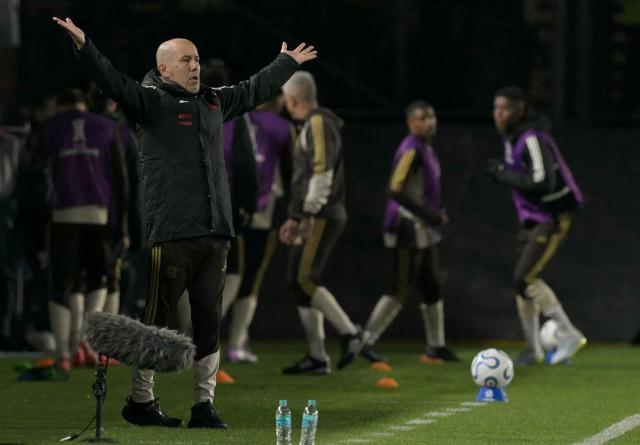 Flamengo's Portuguese head coach Leonardo Jardim gestures during the Copa Libertadores semifinal first leg football match between Argentina's Estudiantes de La Plata and Brazil's Flamengo at the UNO Jorge Luis Hirschi stadium in La Plata, Buenos Aires province, on October 15, 2026. (Photo by JUAN MABROMATA / AFP)