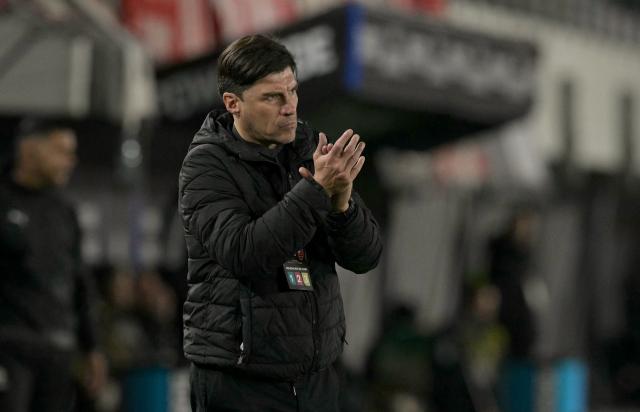 Estudiantes' Uruguayan head coach Alexander Medina claps during the Copa Libertadores semifinal first leg football match between Argentina's Estudiantes de La Plata and Brazil's Flamengo at the UNO Jorge Luis Hirschi stadium in La Plata, Buenos Aires province, on October 15, 2026. (Photo by JUAN MABROMATA / AFP)