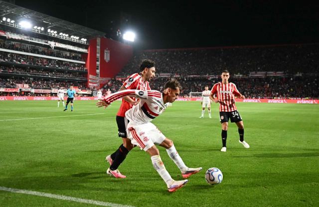 Estudiantes' defender #40 Eros Mancuso and Flamengo's Argentine forward #30 Joaquin Freitas fight for the ball during the Copa Libertadores semifinal first leg football match between Argentina's Estudiantes de La Plata and Brazil's Flamengo at the UNO Jorge Luis Hirschi stadium in La Plata, Buenos Aires province, on October 15, 2026. (Photo by Luis ROBAYO / AFP)