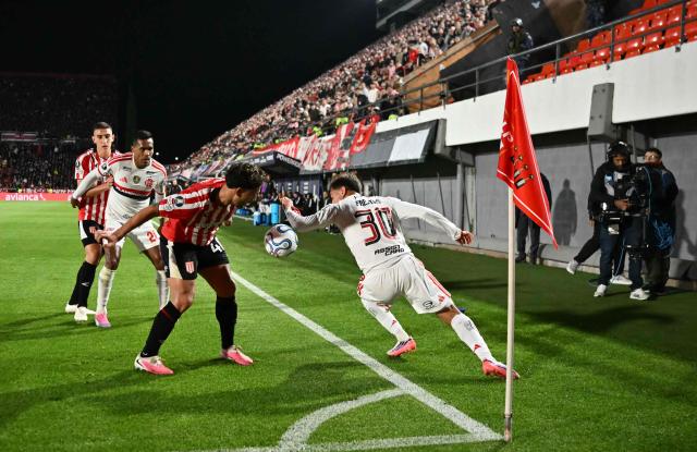 Estudiantes' defender #40 Eros Mancuso and Flamengo's Argentine forward #30 Joaquin Freitas fight for the ball during the Copa Libertadores semifinal first leg football match between Argentina's Estudiantes de La Plata and Brazil's Flamengo at the UNO Jorge Luis Hirschi stadium in La Plata, Buenos Aires province, on October 15, 2026. (Photo by Luis ROBAYO / AFP)