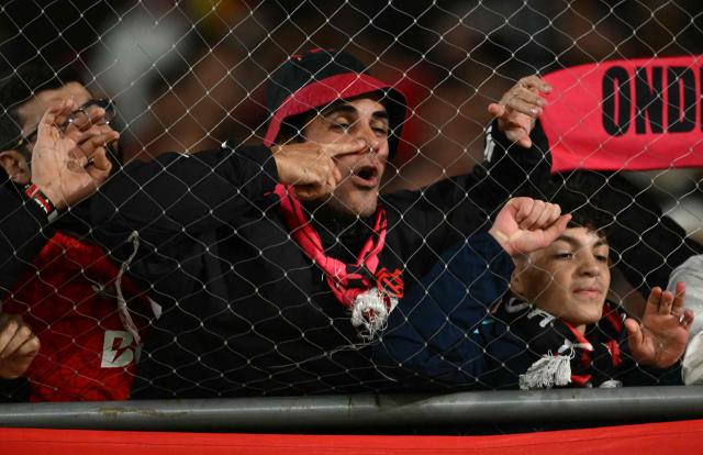 Flamengo fans react after the Copa Libertadores semifinal first leg football match between Argentina's Estudiantes de La Plata and Brazil's Flamengo at the UNO Jorge Luis Hirschi stadium in La Plata, Buenos Aires province, on October 15, 2026. (Photo by Luis ROBAYO / AFP)