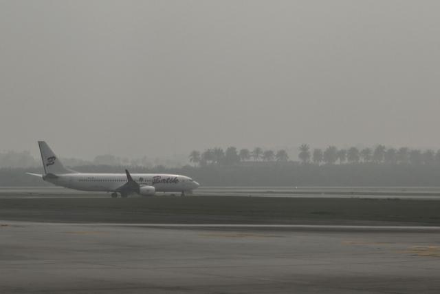 An airplane is seen parked on the tarmac at Kuala Lumpur International Airport in Selangor on October 16, 2026, as the country continues to be shrouded in haze caused by fires in Indonesia. Toxic haze has covered parts of Indonesia, Malaysia and Singapore for weeks as Jakarta struggles to contain fires that have scorched large tracts of Borneo and Sumatra, with the smoke drifting across the region. (Photo by Jam STA ROSA / AFP)