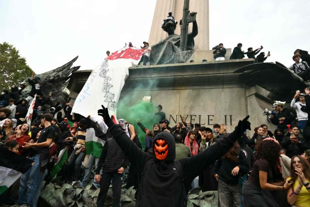 Students take part in the 'No Meloni Day', a national day of marches across Italy inspired by what is happening in France and Spain, to protest against the cost of living, the School Decree, the condition of school buildings and demanding increased funding, in Turin on October 16, 2026. (Photo by Marco BERTORELLO / AFP)