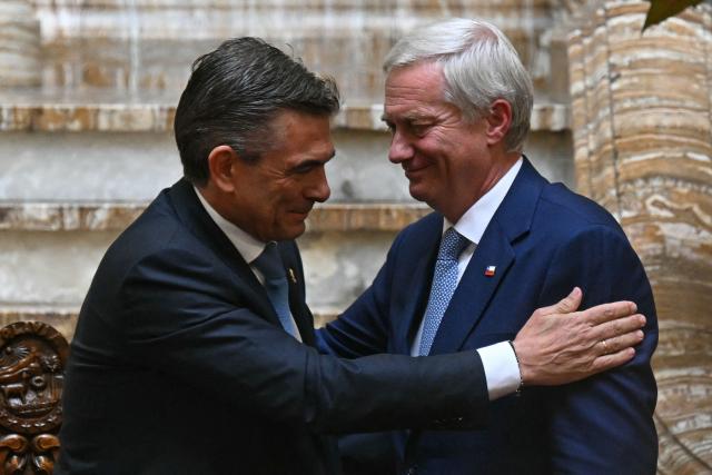 Chile's President Jose Antonio Kast (L) and Bolivia's President Rodrigo Paz greet each other during a signing ceremony at the Palacio Quemado presidential palace in La Paz on October 16, 2026. (Photo by AIZAR RALDES / AFP)