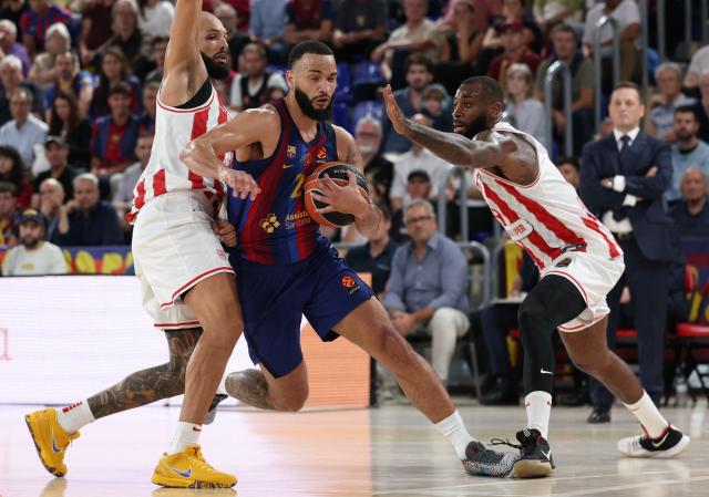 Barcelona's US forward #02 Tyrese Martin (C) drives to the basket pressured by Olympiacos' French forward #94 Evan Fournier (L) and Olympiacos' Bulgarian guard #0 Codi Miller-Mcintyre during the EuroLeague basketball day 6 match between FC Barcelona and Olympiacos Pireus at the Palau Blaugrana arena in Barcelona on October 16, 2026. (Photo by Lluis GENE / AFP)