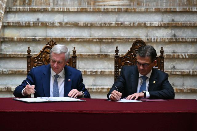 Chile's President Jose Antonio Kast (L) and Bolivia's President Rodrigo Paz sign documents during a signing ceremony at the Palacio Quemado presidential palace in La Paz on October 16, 2026. (Photo by AIZAR RALDES / AFP)
