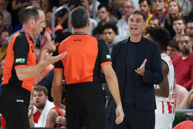 Olympiacos' Greek head coach Georgios Bartzokas (R) gestures to the referee during the EuroLeague basketball day 6 match between FC Barcelona and Olympiacos Pireus at the Palau Blaugrana arena in Barcelona on October 16, 2026. (Photo by Lluis GENE / AFP)