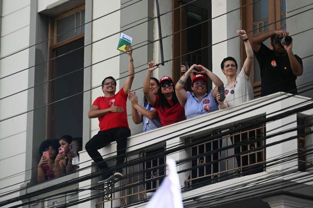 Supporters of Brazil's President and presidential candidate Luiz Inacio Lula da Silva of the Workers' Party (PT) attend a campaign rally in Juiz de Fora, Minas Gerais state, Brazil, on October 16, 2026, ahead of last round of the presidential runoff election. (Photo by MAURO PIMENTEL / AFP)