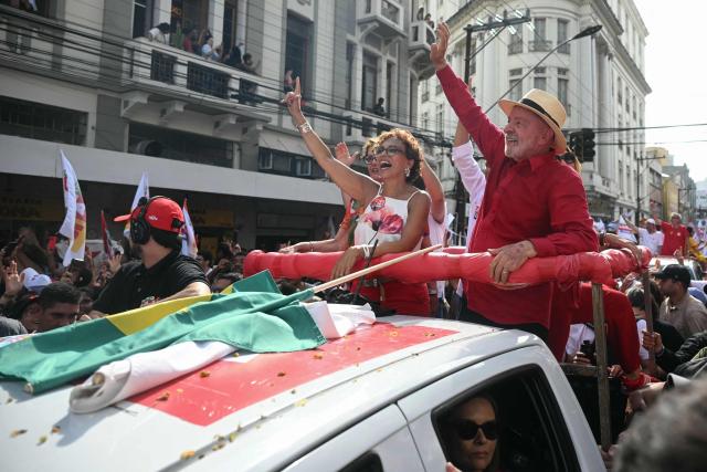 Brazil's President and presidential candidate Luiz Inacio Lula da Silva of the Workers' Party (PT) waves to supporters during a campaign rally in Juiz de Fora, Minas Gerais state, Brazil, on October 16, 2026, ahead of last round of the presidential runoff election. (Photo by MAURO PIMENTEL / AFP)