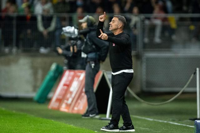 Le Mans' French headcoach Patrick Videira gestures from the techincal area during the French L1 football match between Le Mans FC and Toulouse FC at the Stade Marie-Marvingt in Le Mans, northwestern France, on October 16, 2026. (Photo by Guillaume SALIGOT / AFP)