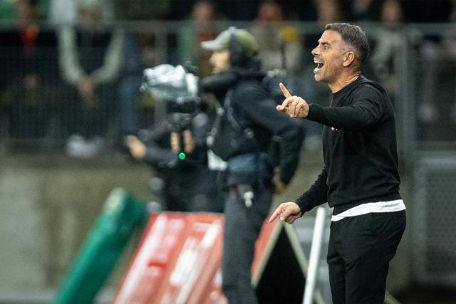 Le Mans' French headcoach Patrick Videira gestures from the techincal area during the French L1 football match between Le Mans FC and Toulouse FC at the Stade Marie-Marvingt in Le Mans, northwestern France, on October 16, 2026. (Photo by Guillaume SALIGOT / AFP)